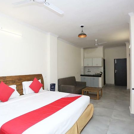 Oyo 28670 Hotel Dev Palace Gurgaon Exterior photo